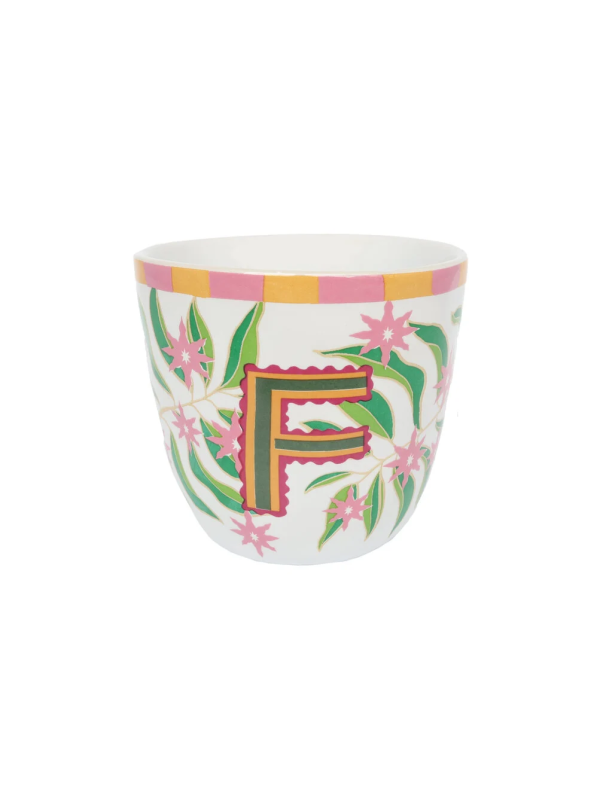 Keramische mok met de letter F van All the Luck in the World, ideaal voor een gepersonaliseerd cadeau of dagelijks gebruik