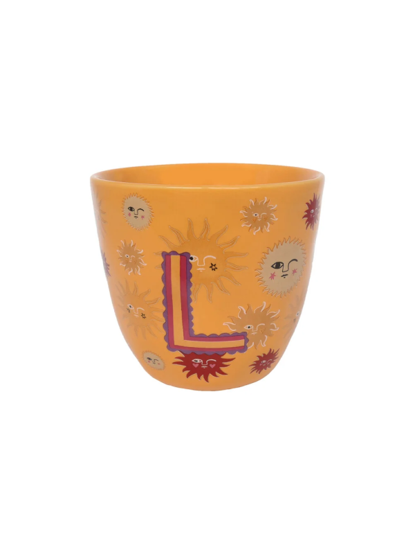 Keramische mok met de letter L van All the Luck in the World, ideaal voor een gepersonaliseerd cadeau of dagelijks gebruik