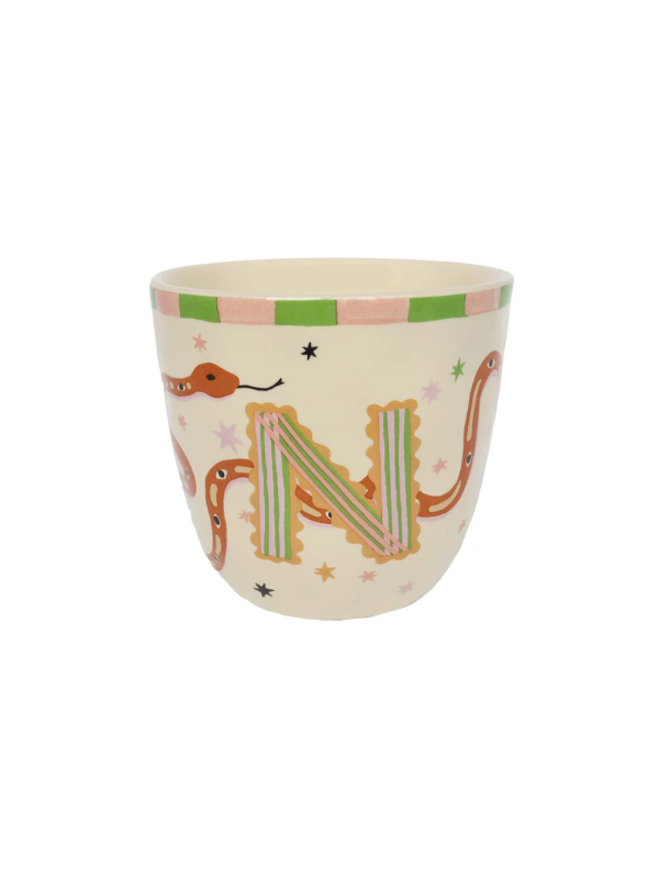 Keramische mok met de letter N van All the Luck in the World, ideaal voor een gepersonaliseerd cadeau of dagelijks gebruik