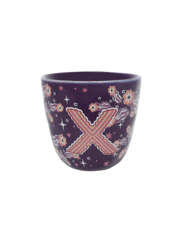Keramische mok met de letter X van All the Luck in the World, ideaal voor een gepersonaliseerd cadeau of dagelijks gebruik
