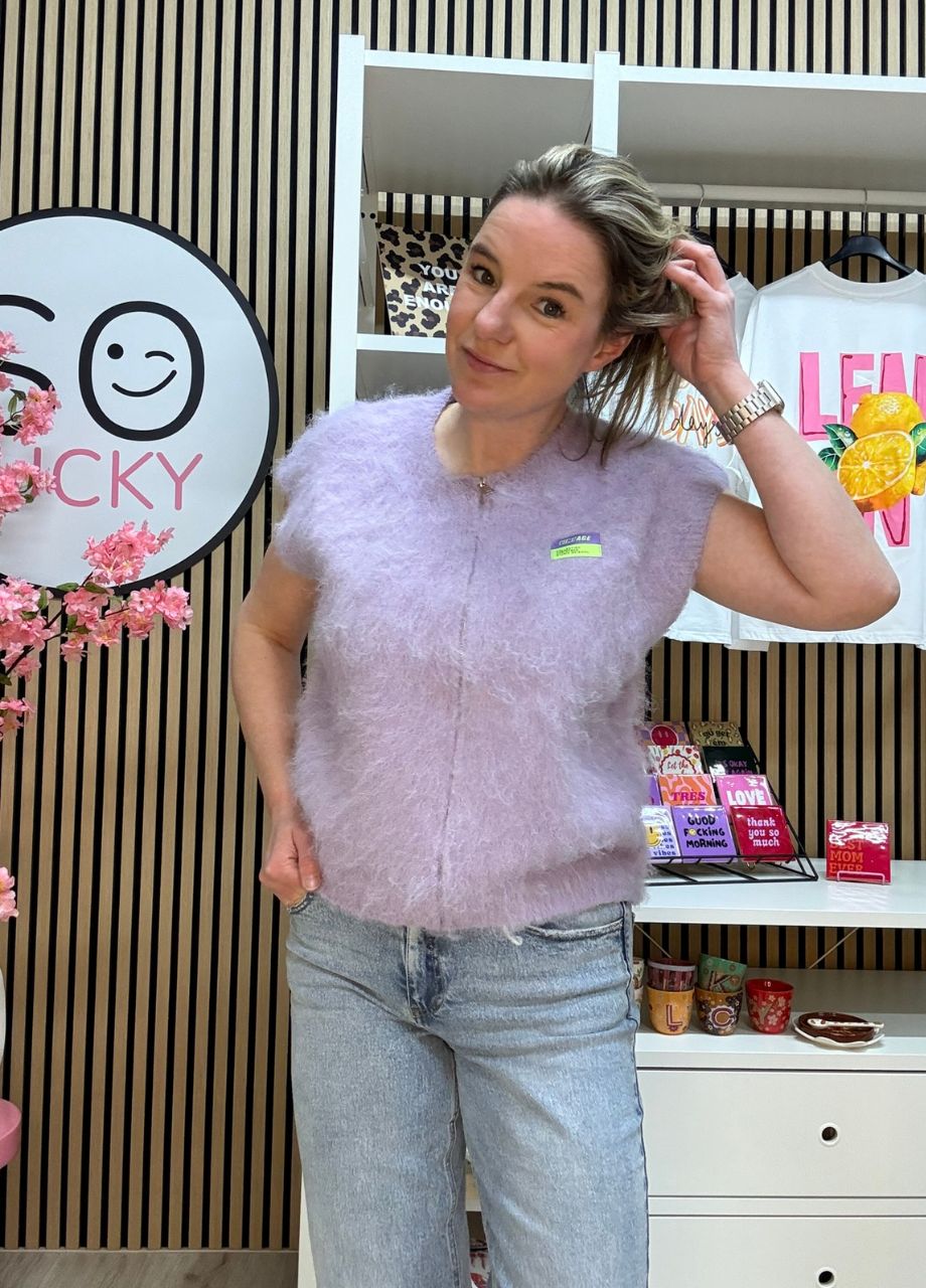 Gilet Billie Lila Een mouwloos vestje, gilet die je op verschillende manieren kunt dragen. Gemaakt van fluffy materiaal en de patch op de borst maakt het net even wat anders.