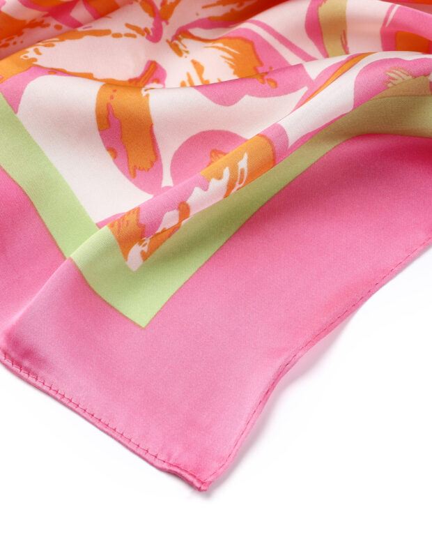 Roze sjaaltje met bloemenprint in oranje en mintgroen – trendy accessoire zomer 2025