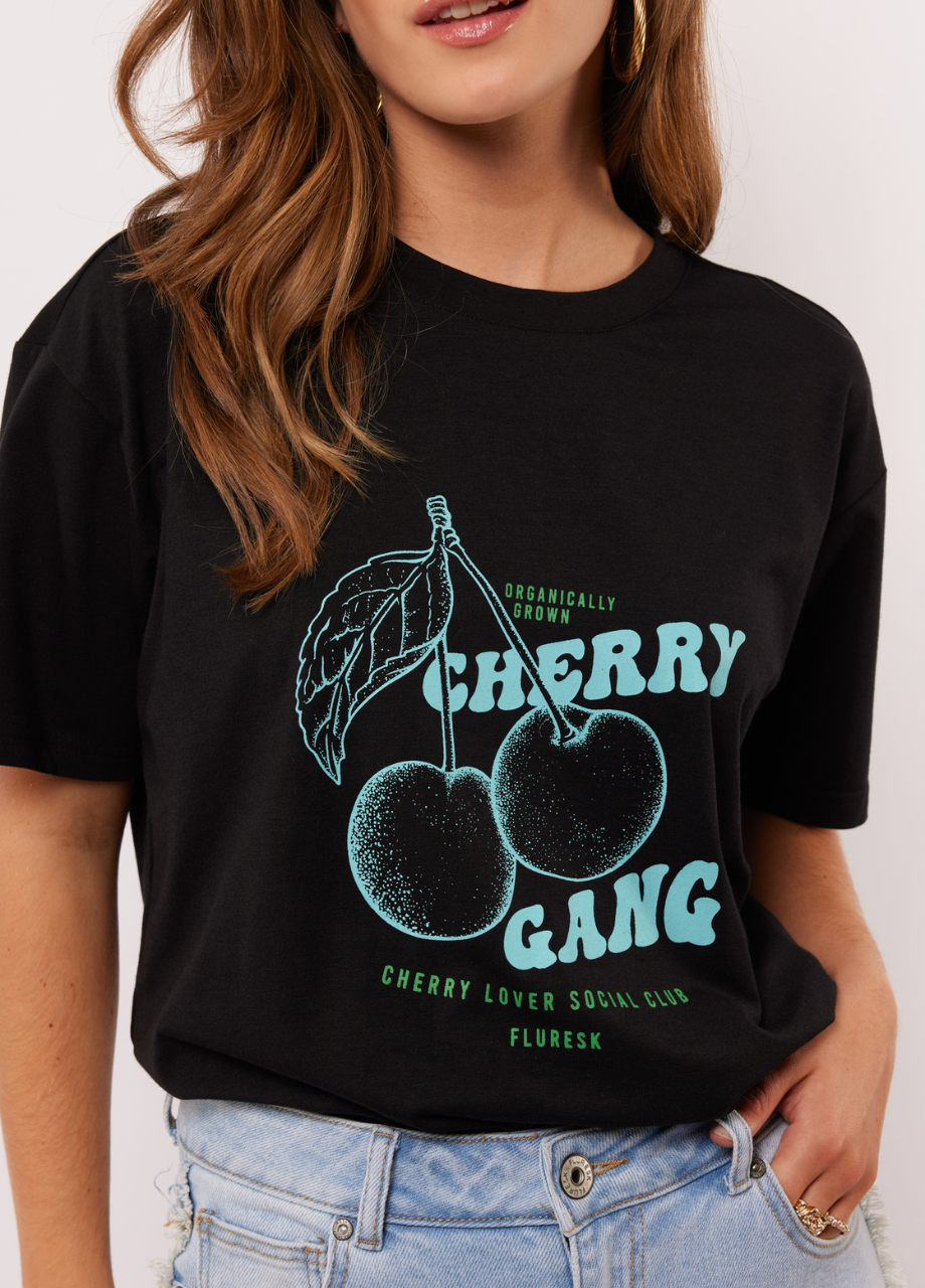 Fluresk Miralda T-shirt in zwart met lichtblauwe Cherry Gang print
