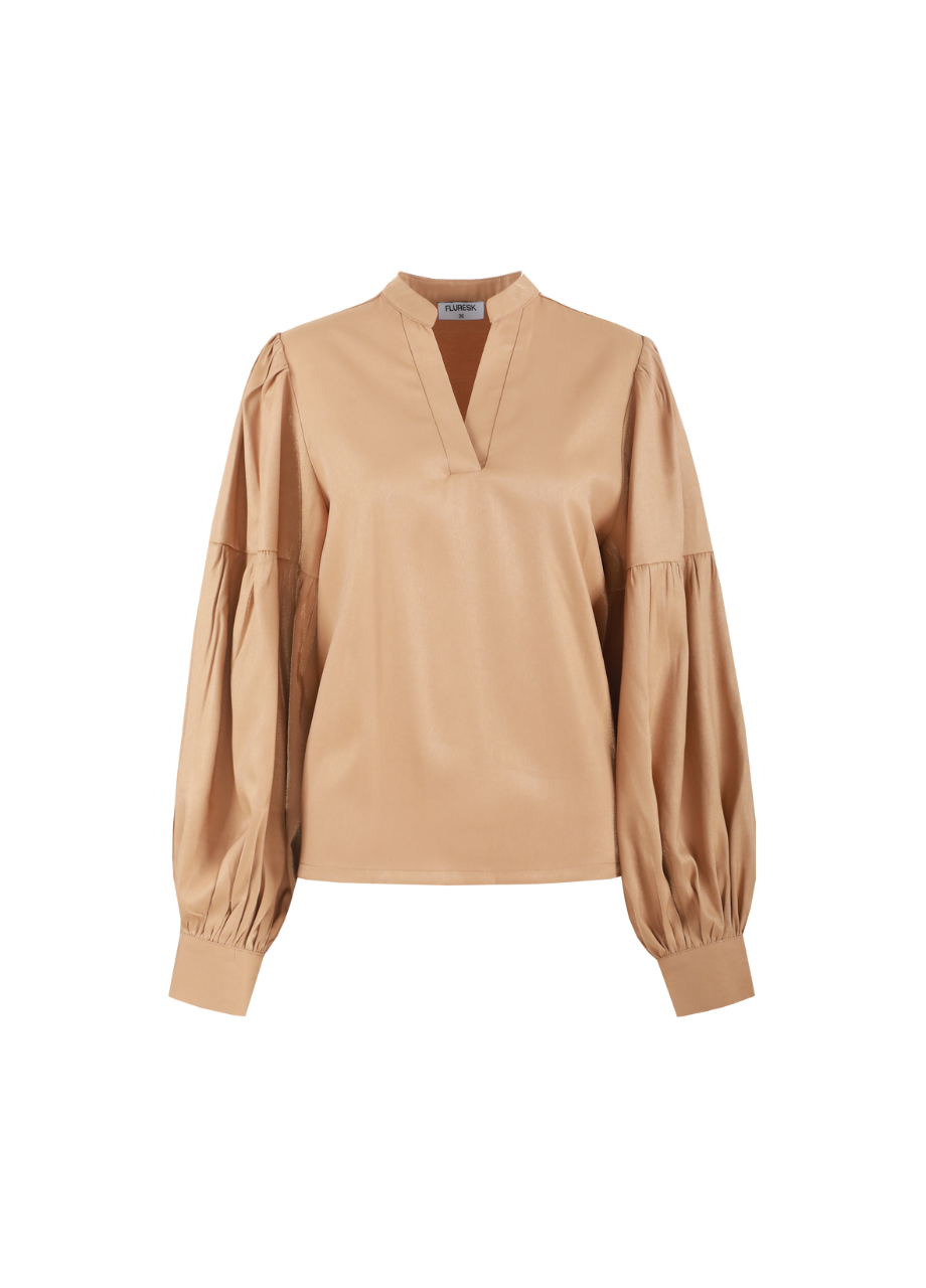 Fluresk Grover Top in biscuitkleur met V-hals en glanzende stof