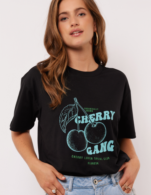 Fluresk Miralda T-shirt in zwart met lichtblauwe Cherry Gang print