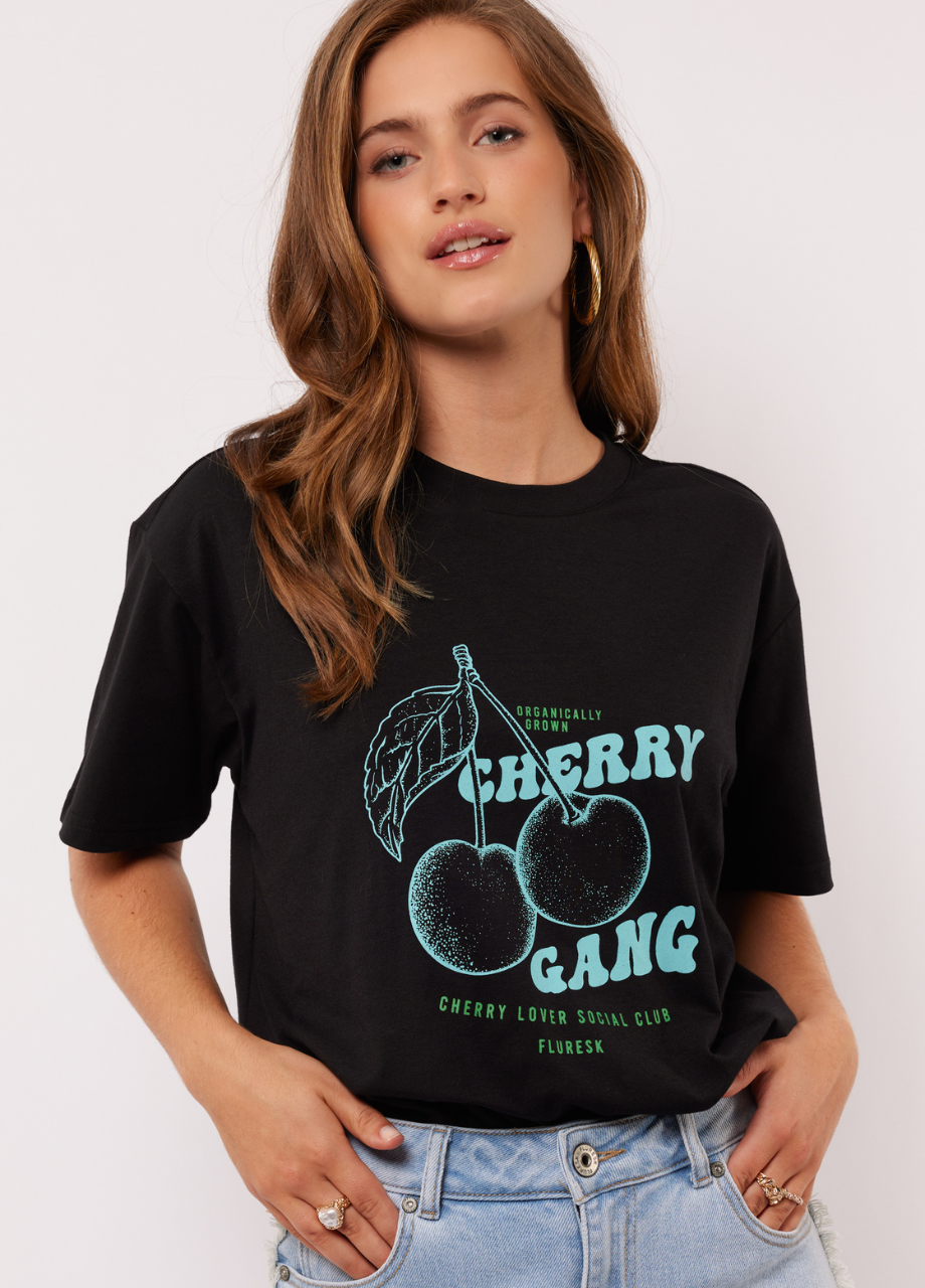 Fluresk Miralda T-shirt in zwart met lichtblauwe Cherry Gang print