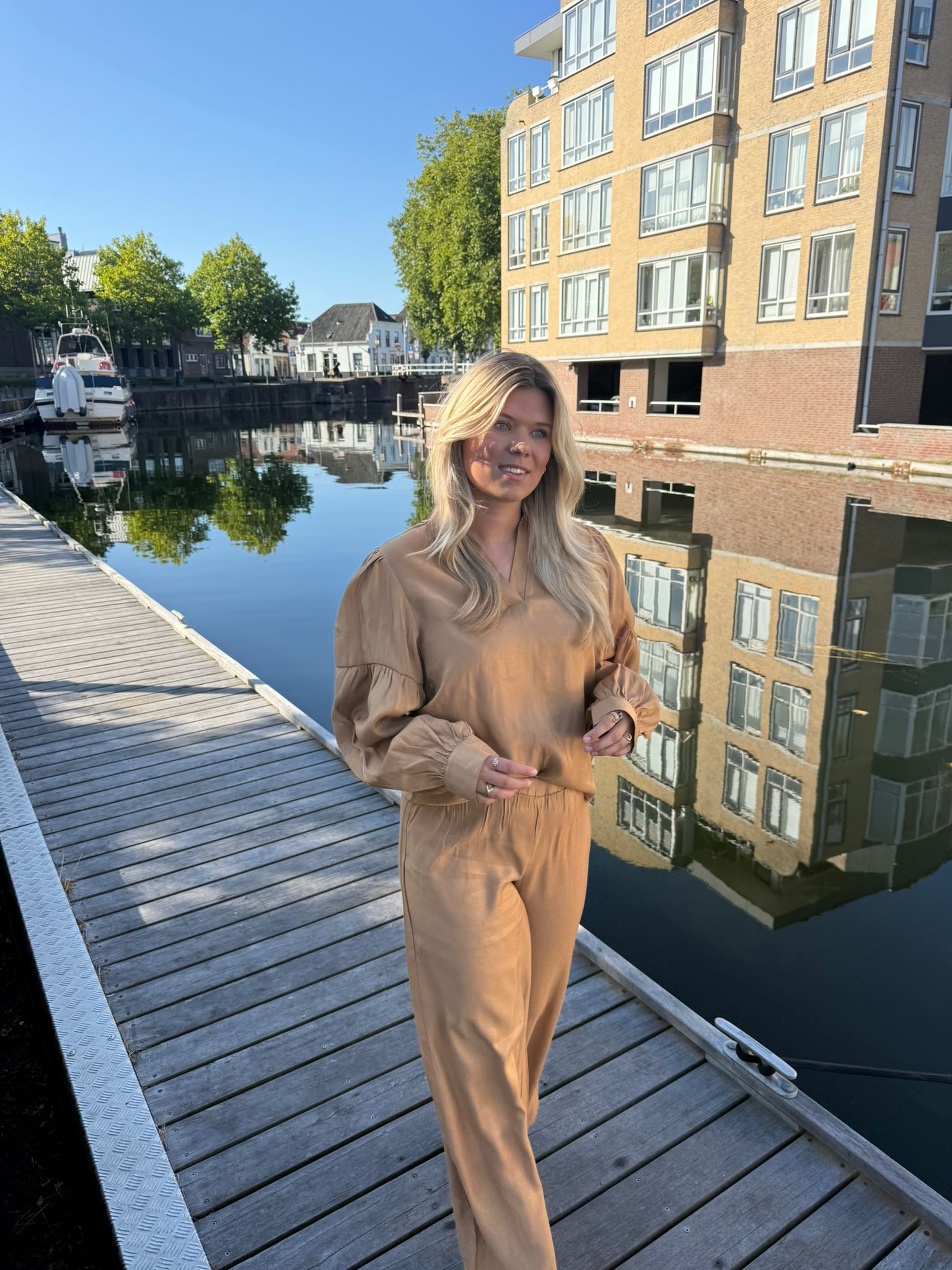Fluresk – Loretta Broek en grover top – met glanzende stof