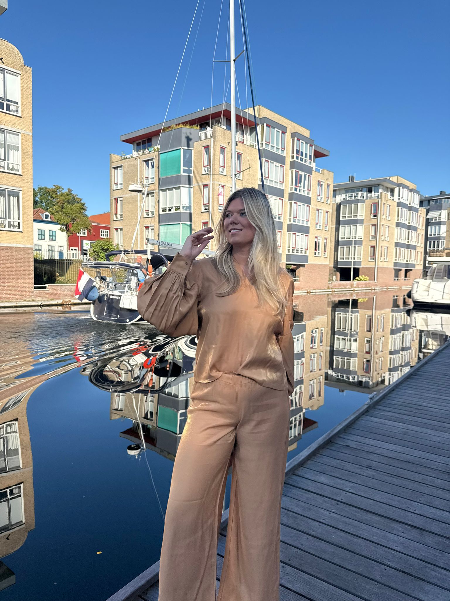 Fluresk – Loretta Broek en grover top – met glanzende stof