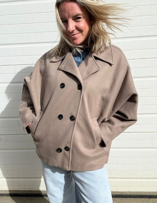 Trenchcoat jas in taupe – kort oversized model – onesize dames – So Lucky