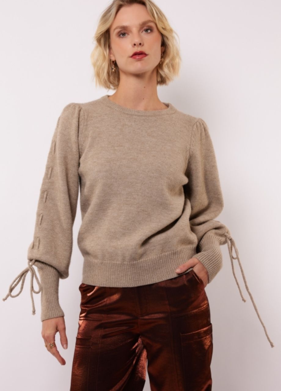 Fluresk Scottie knit sweate Model draagt Fluresk Scottie knit sweater taupe voorkant – So Lucky