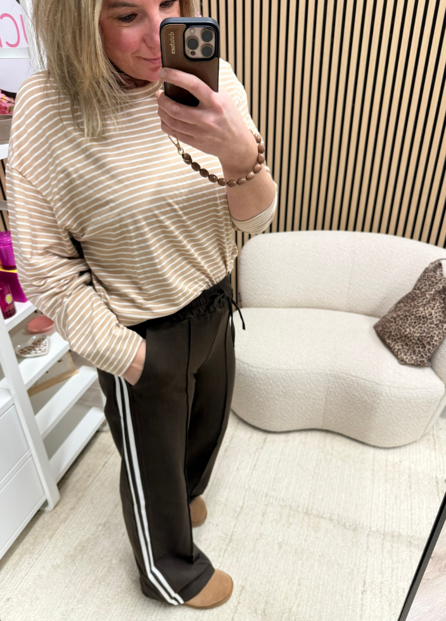Stripe broek bruin Model draagt Stripe broek bruin voorkant – Stripe broek bruin – So Lucky