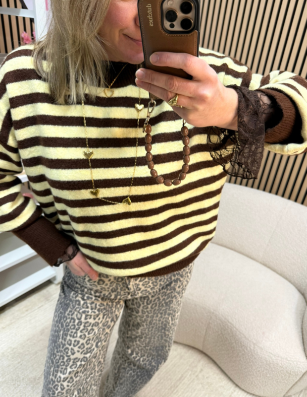 Model draagt trui bruin geel gestreept op een leopard jeans - So Lucky