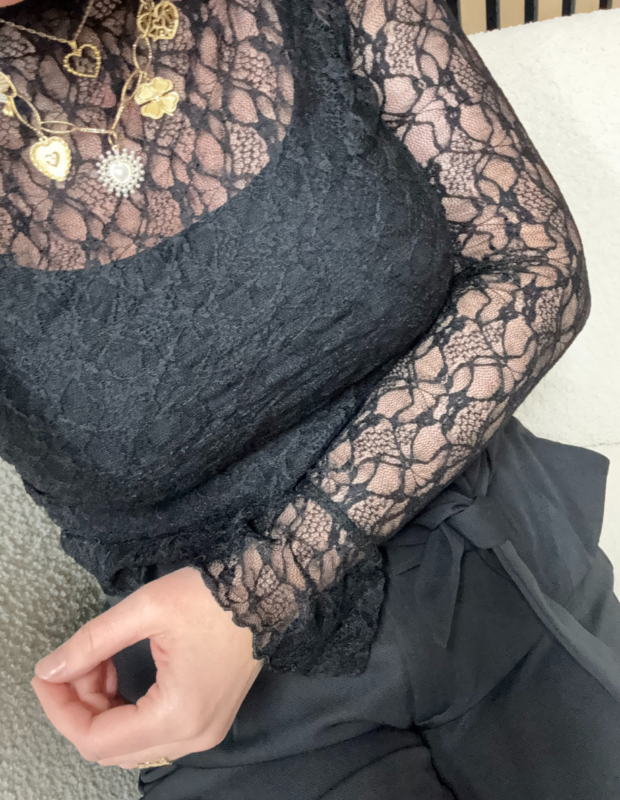Detailfoto zwarte lace longsleeve top met uitlopende mouwen - So Lucky