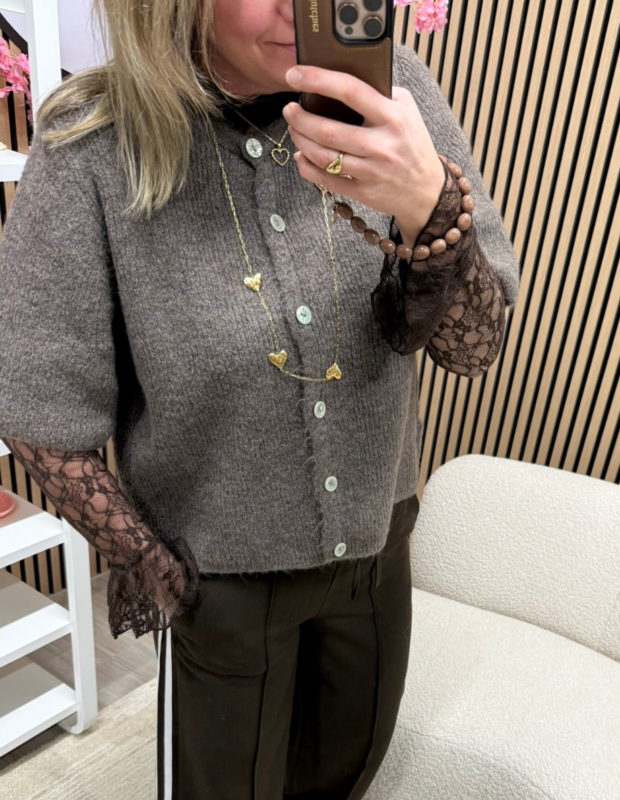 Model draag vest korte mouw bruin met eronder een lace longsleeve top - So Lucky