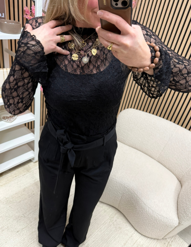 Model draag een zwarte lace top op een zwarte pantalon - So Lucky