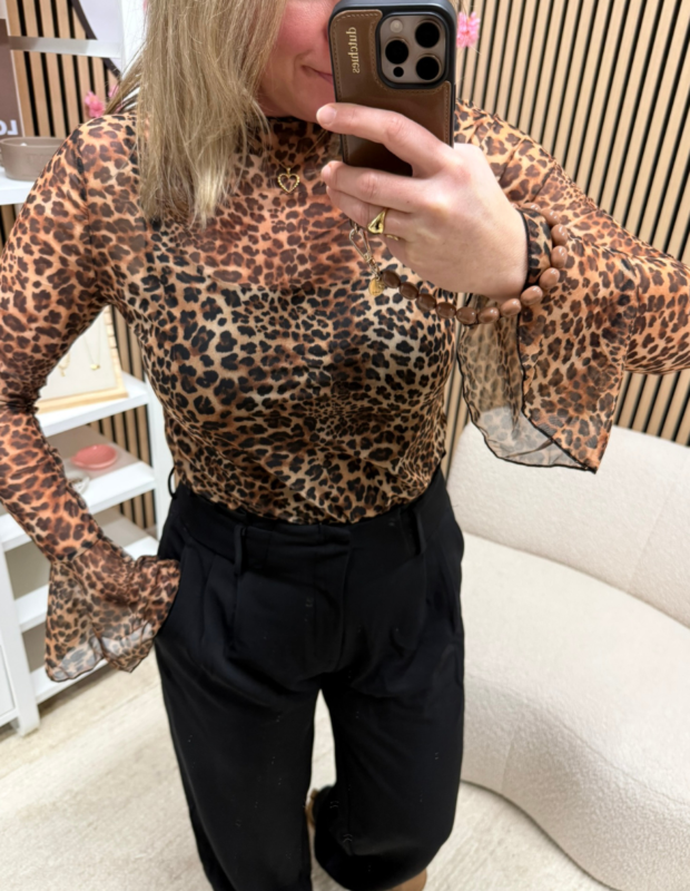 Model draagt een mesh top leopard op een zwarte pantalon - So Lucky
