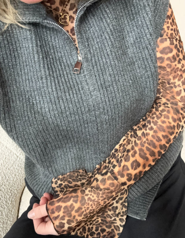 Gebreid gilet grijs met eronder een mesh leopard top - So lucky