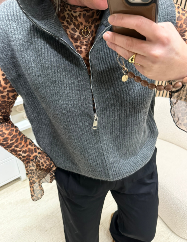 Gebreid vest grijs op een zwarte broek - So Lucky