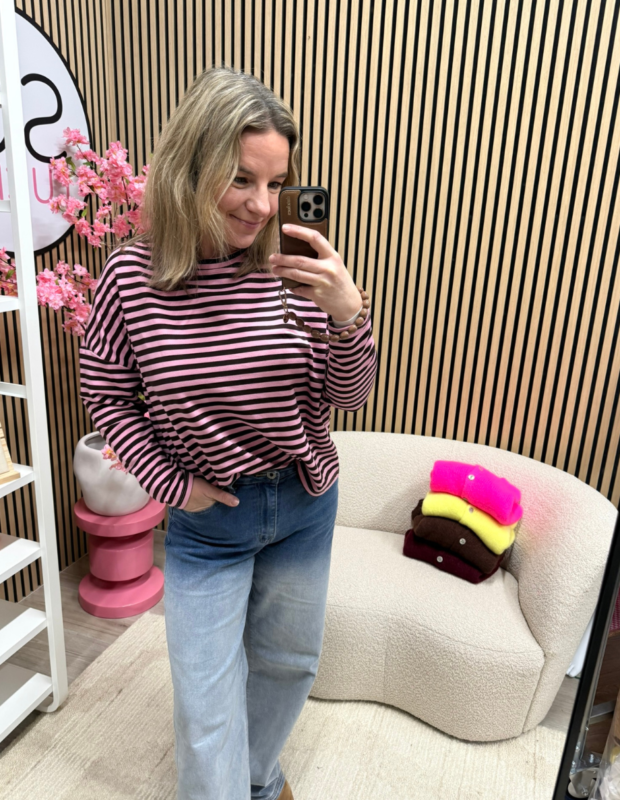 Model draagt Gestreepte longsleeve Roze/donker bruin op een jeans - So Lucky