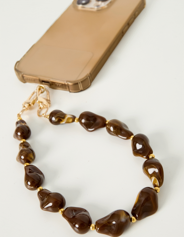 telefoonkoord bruine kralen bevestigd aan telefoon – So Lucky