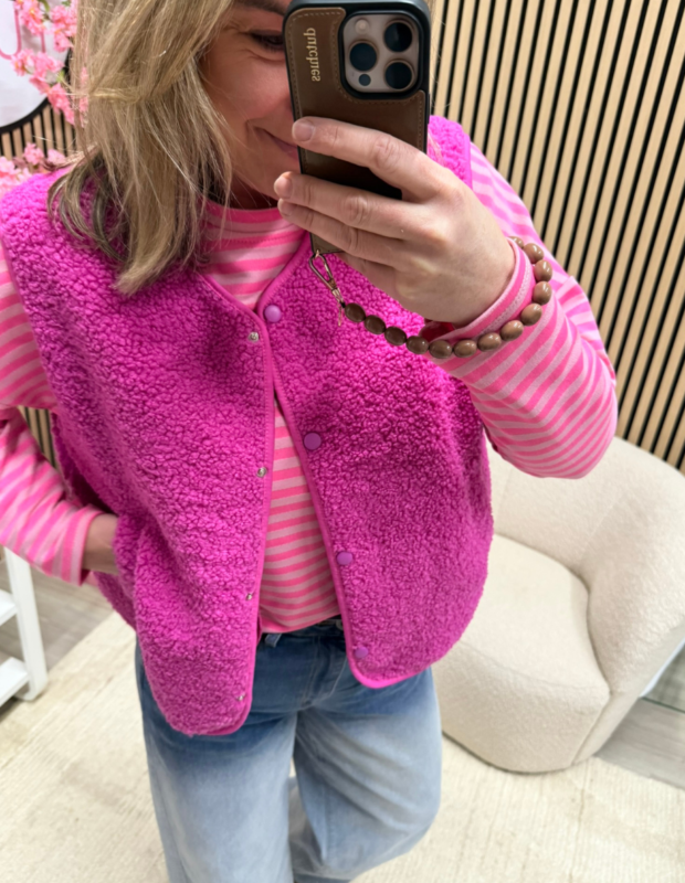 Model draagt teddy bodywarmer fuchsia open – So Lucky