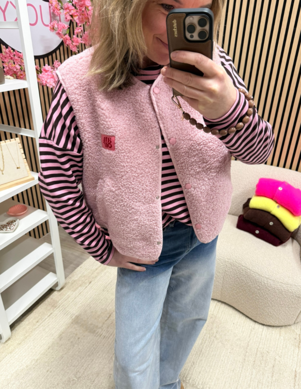 Model draagt teddy bodywarmer lichtroze oversized – So Lucky