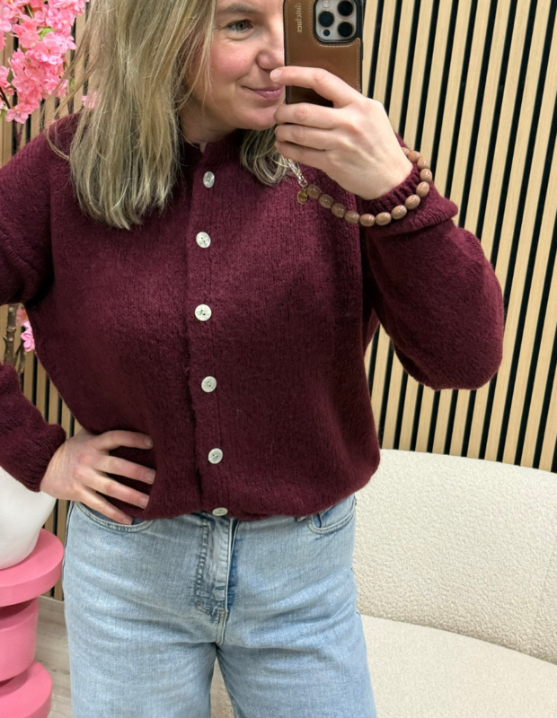 Model draagt Burgundy vestje met knoopjes voorkant – So Lucky