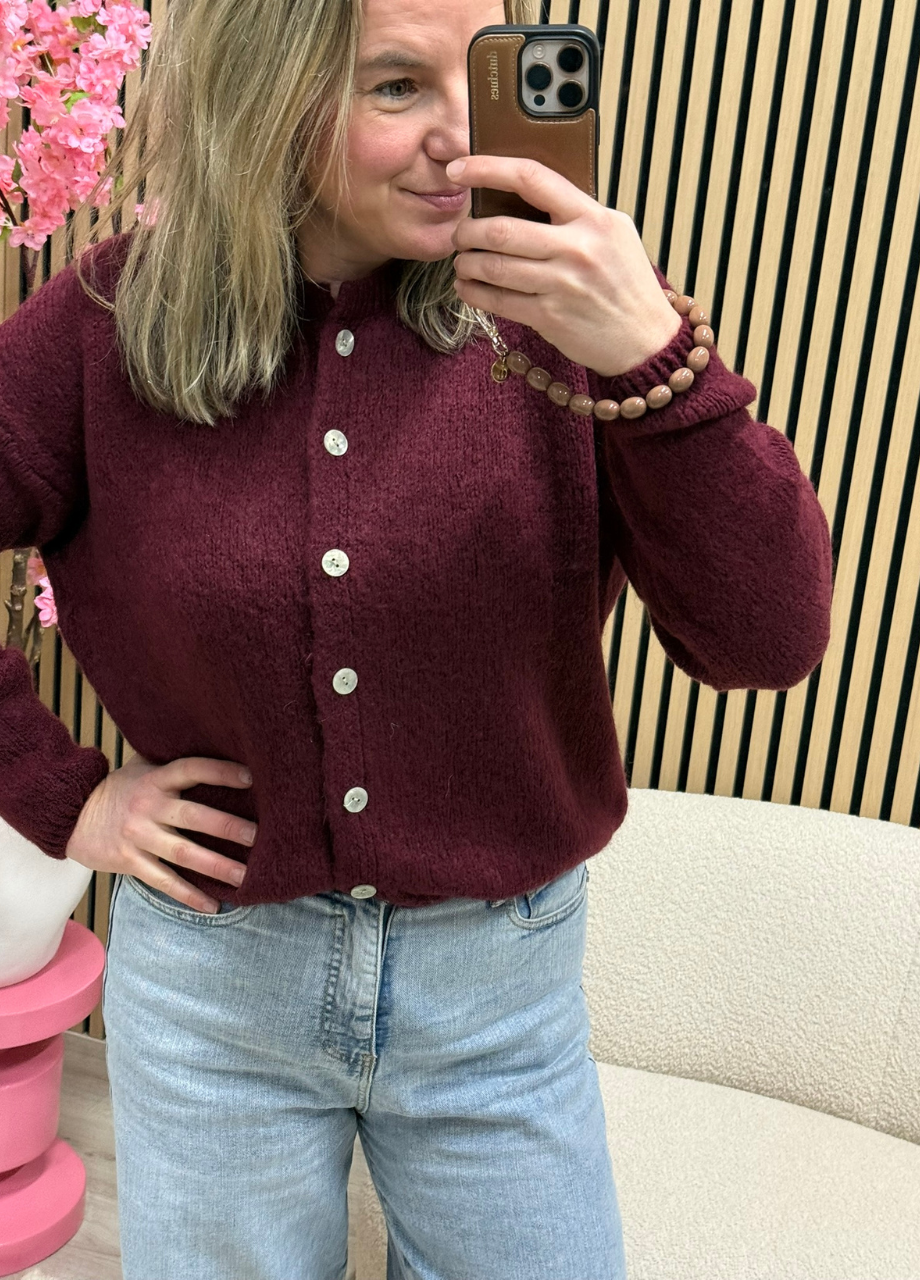vestje burgundy Model draagt Burgundy vestje met knoopjes voorkant – So Lucky