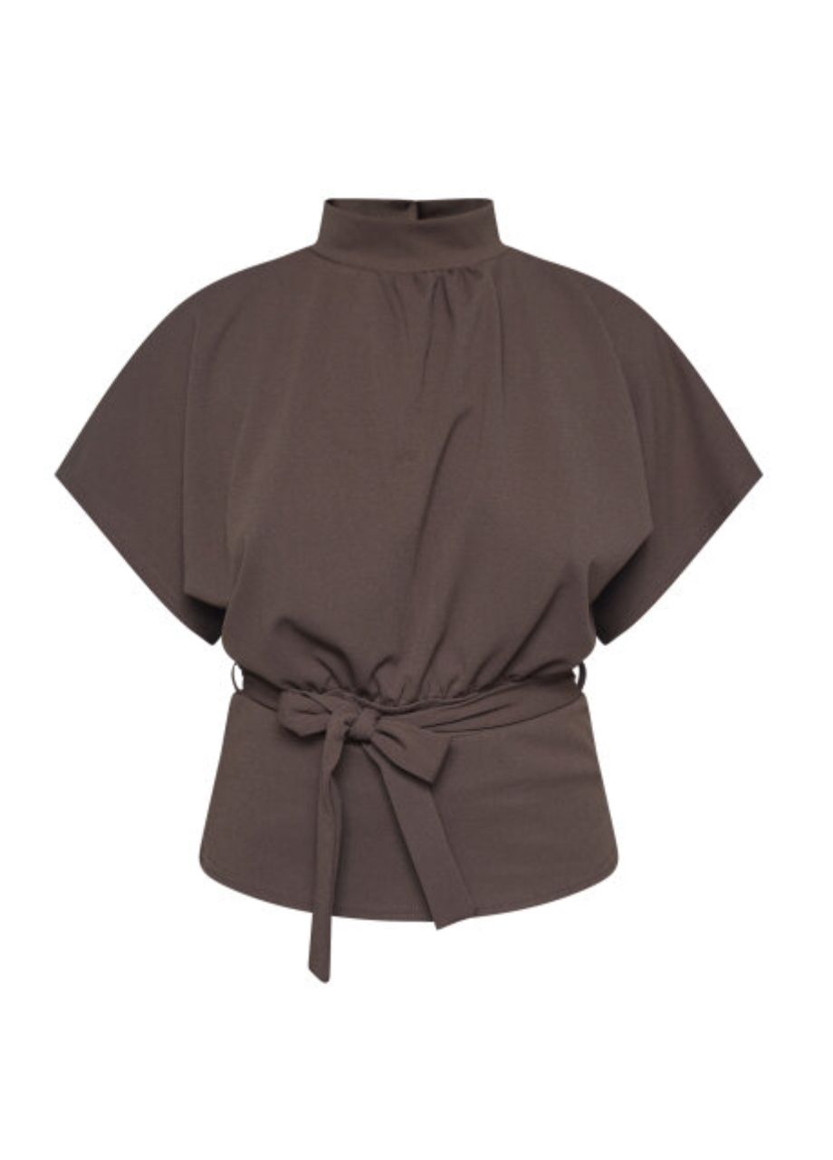 Sisters Point – Girl top – Bruin Detail van de Sisters Point Girl top bruin met licht hoge hals en vleermuismouw – So Lucky