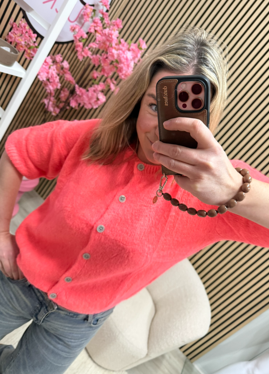 Gebreid vest Britt neon koraal (2) Model draagt gebreid vest Britt neon koraal – So Lucky