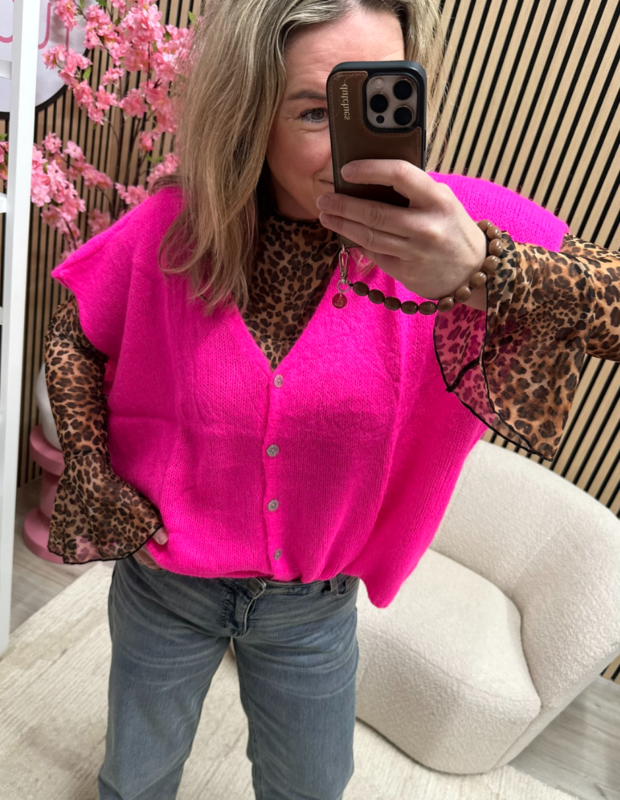 Pasvorm van gebreid vest Tess neon roze op het model – So Lucky