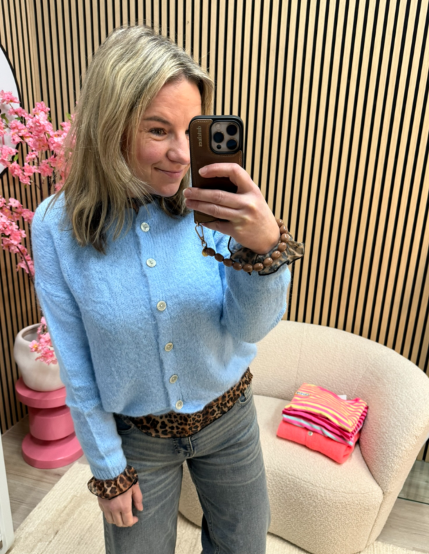 gebreid vest Isa lichtblauw – model draagt het vest op een jeans – So Lucky