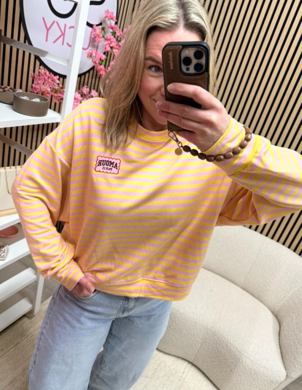 Gestreepte top Amour roze geel gedragen door model op een jeans – So Lucky
