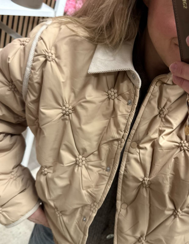 Sisters Point Eqa jack beige kraag en boord detail – So Lucky