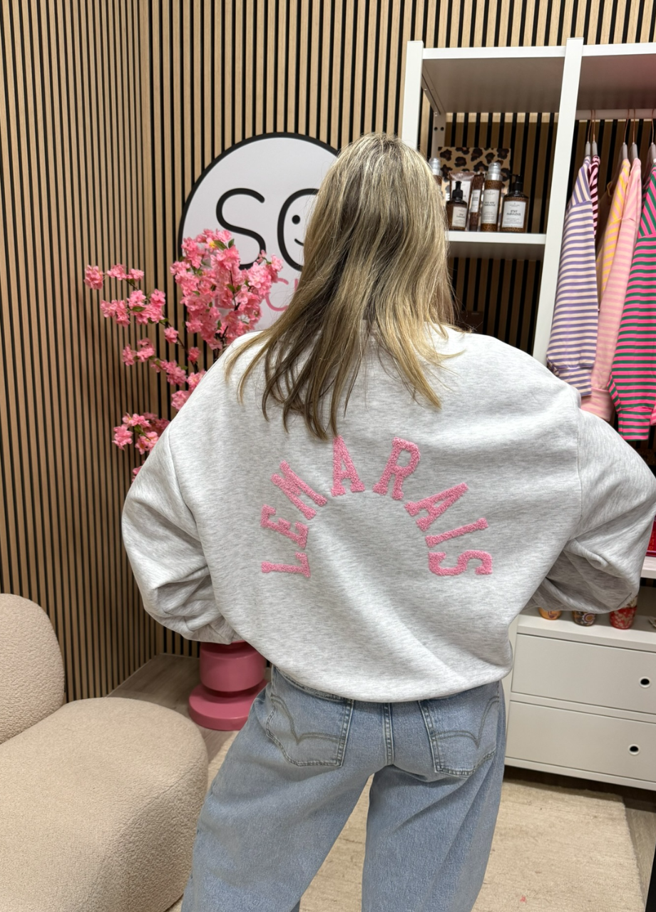 Sweater Le Marais grijs in combinatie met een jeans – So Lucky