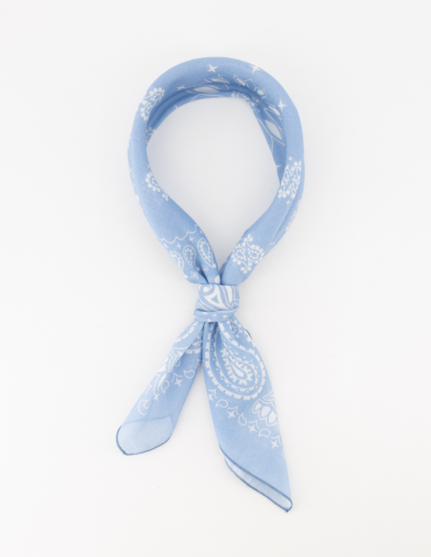 Sjaal Astrid Lichtblauw geknoopt – So Lucky