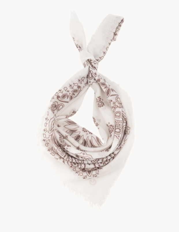 Sjaal Ecru, sjaaltje in ecru trend geknoopt sjaaltje voor het voorjaar