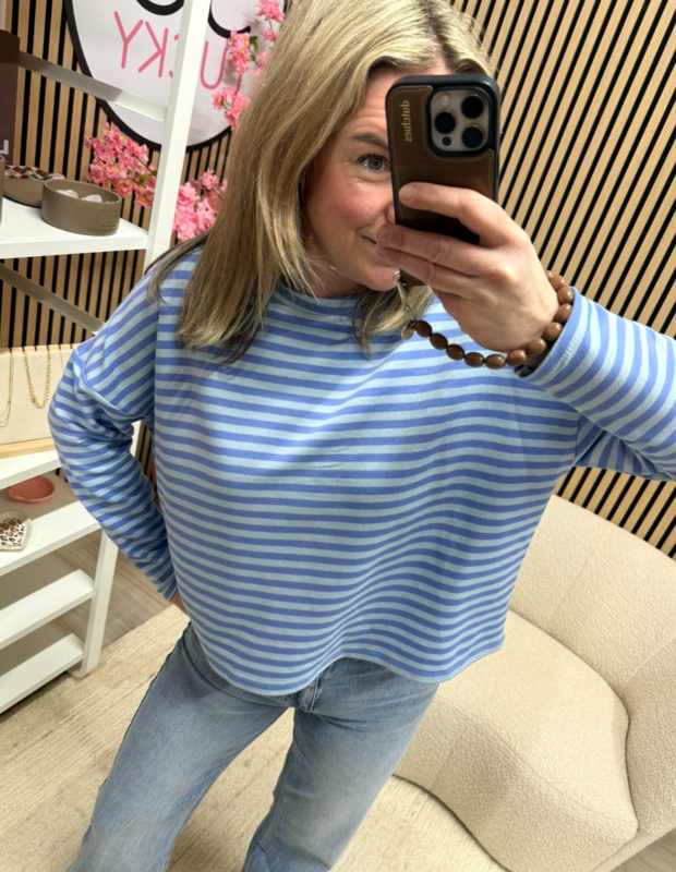 Gestreepte longsleeve blauw lichtblauw gedragen door model met jeans – So Lucky