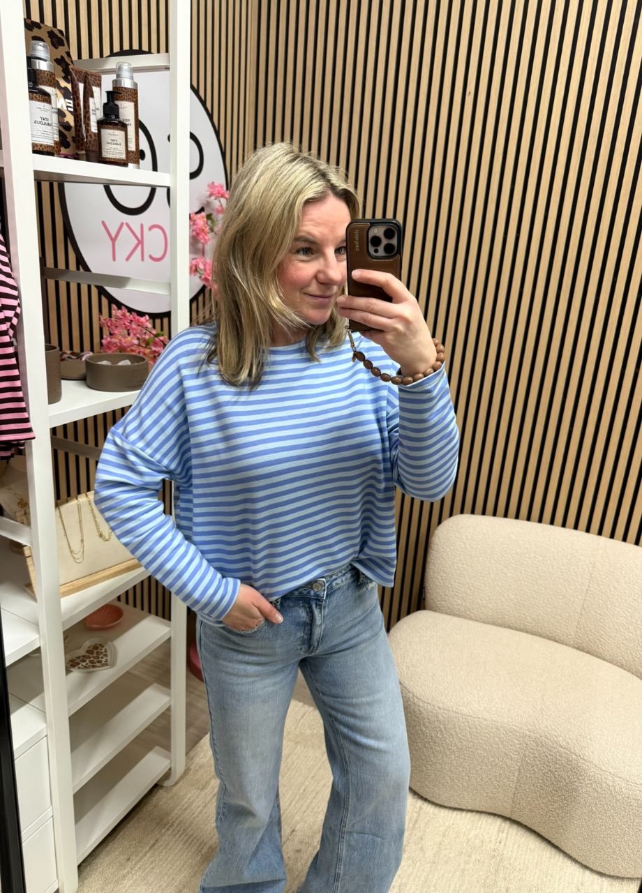 Gestreepte longsleeve Blauw lichtblauw (6) Gestreepte longsleeve blauw lichtblauw gedragen door model casual look – So Lucky