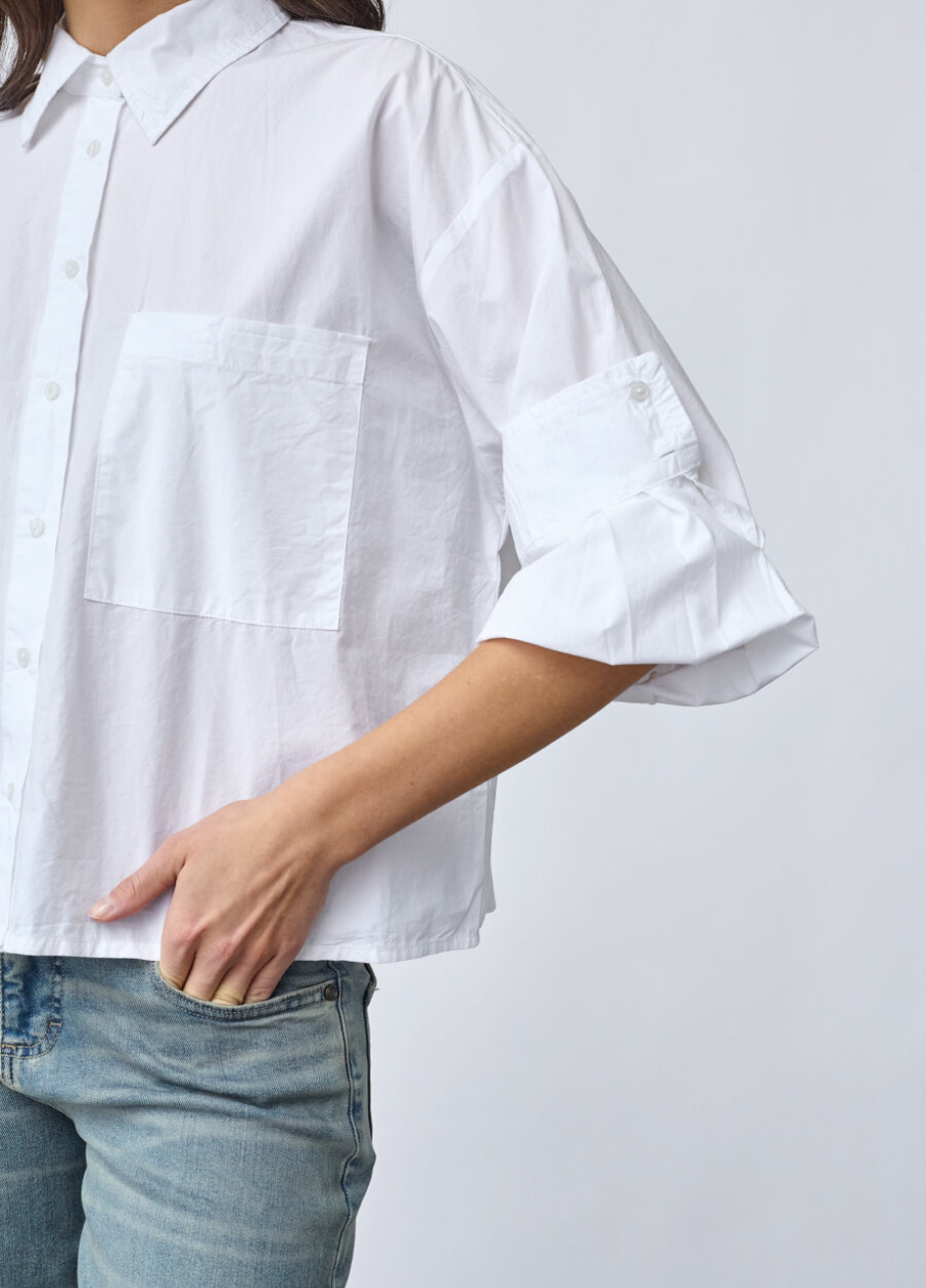 Sisters Point Irine blouse wit detail van de mouw met knoopje – So Lucky