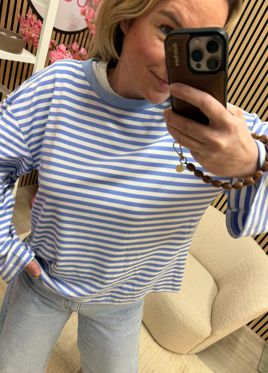 model draagt gestreepte longsleeve Maud blauw ecru oversized fit met wijde mouwen – So Lucky