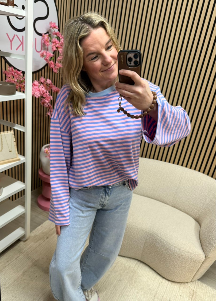 Gestreepte longsleeve Maud – blauw_roze – oversized langer model model draagt gestreepte longsleeve Maud blauw roze casual outfit met jeans – So Lucky