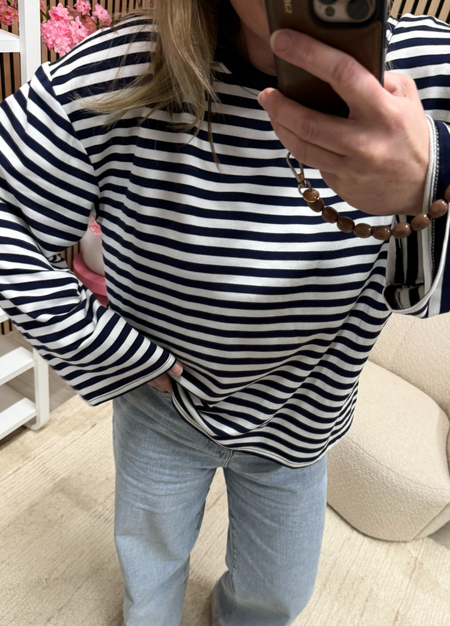 model draagt gestreepte longsleeve Maud donkerblauw wit oversized langer model gecombineerd met denim – So Lucky