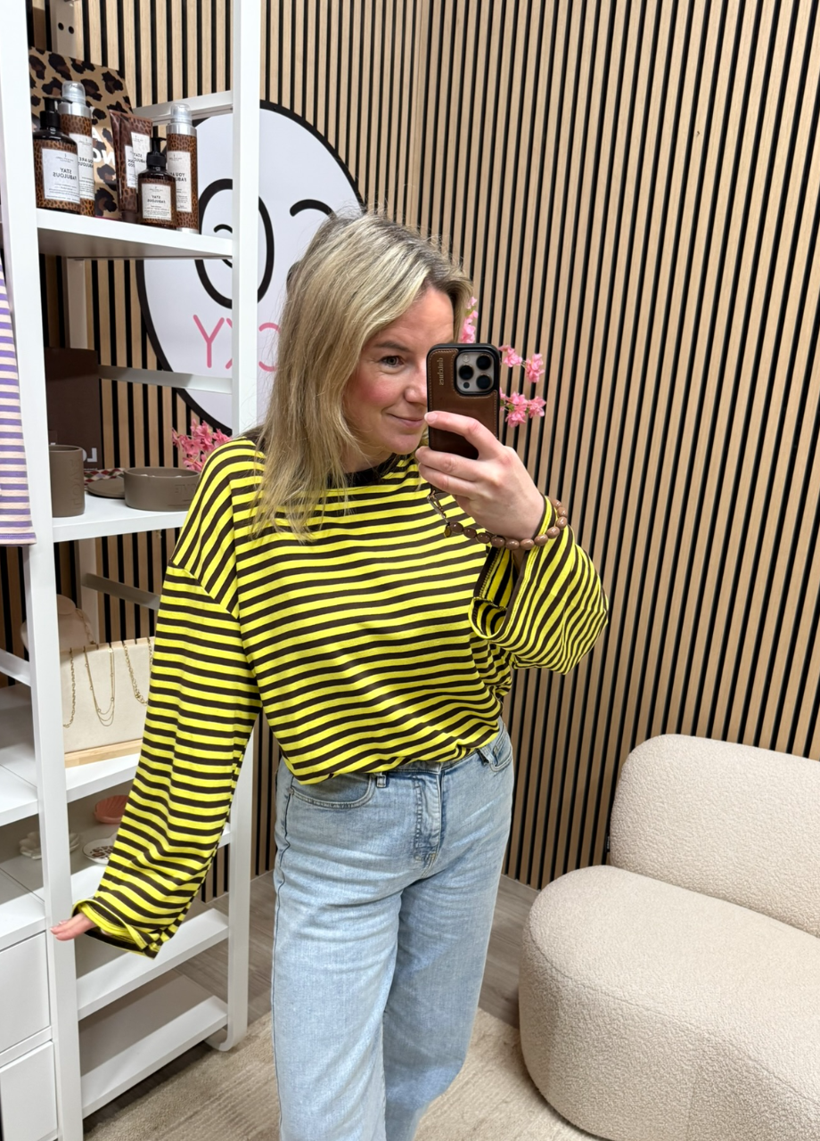 model draagt gestreepte longsleeve Maud geel bruin oversized langer model op een jeans – So Lucky