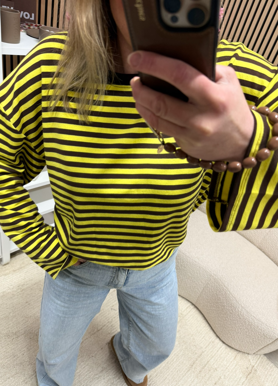 gestreepte longsleeve Maud geel bruin oversized langer model gecombineerd met lichte denim – So Lucky