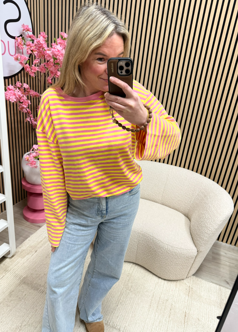 gestreepte longsleeve Maud geel donkerroze oversized langer model gedragen op een lichte jeans – So Lucky
