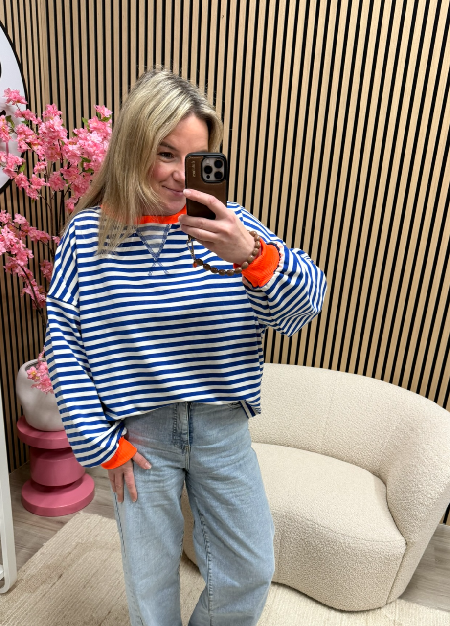 Gestreepte oversized sweater Lieke – blauw_wit (2) model draagt gestreepte oversized sweater Lieke blauw wit op een jeans – So Lucky