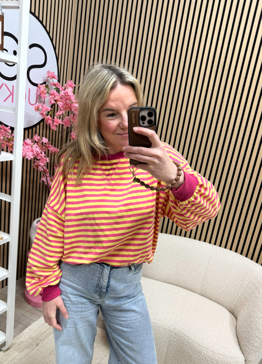 Gestreepte oversized sweater Lieke – geel_fuchsia (3) gestreepte oversized sweater Lieke geel fuchsia gedragen op een lichte jeans – So Lucky
