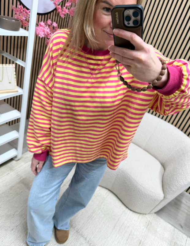 gestreepte oversized sweater Lieke geel fuchsia gecombineerd met lichte denim – So Lucky