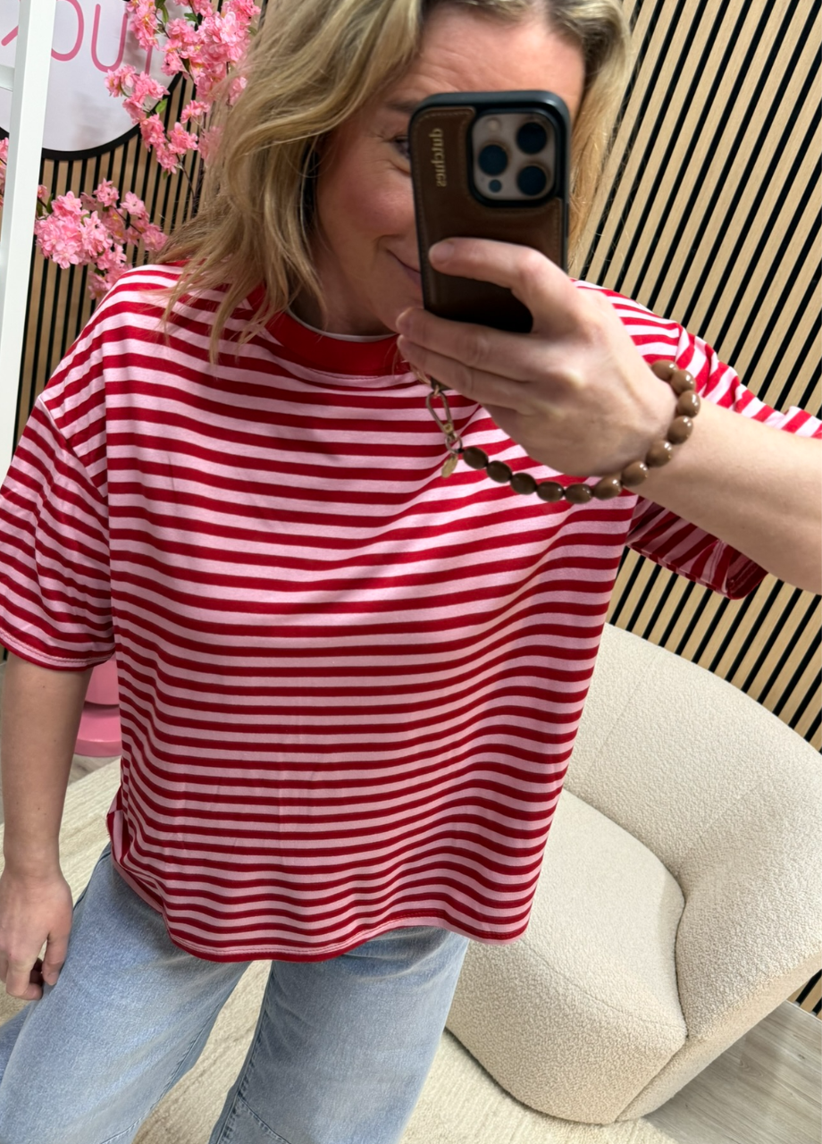Model draagt gestreepte top Floor rood roze met mouwen tot de elleboog – So Lucky